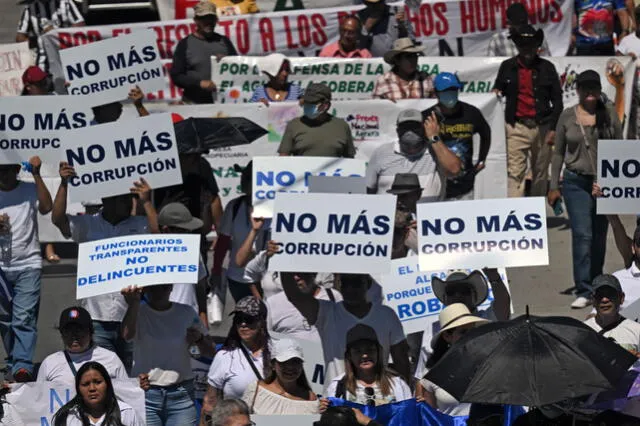  El juez Juan Antonio Durán declaró en la marcha que "la reelección es absolutamente prohibida" por la Constitución. Foto: AFP    