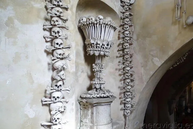 Cáliz hecho con huesos en la iglesia de Sedlec, en República Checa. Foto: Meraviglia   