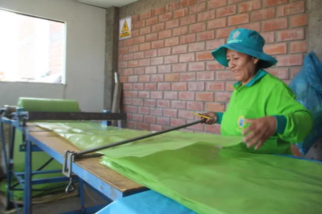  Así se trabajan las bolsas en la planta de Yanahuara. Foto: Andina   