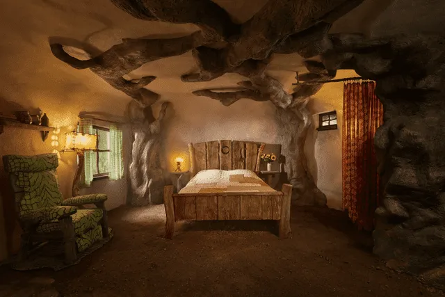  Así es la habitación principal de la casa del pantano de Shrek. Foto: Airbnb    