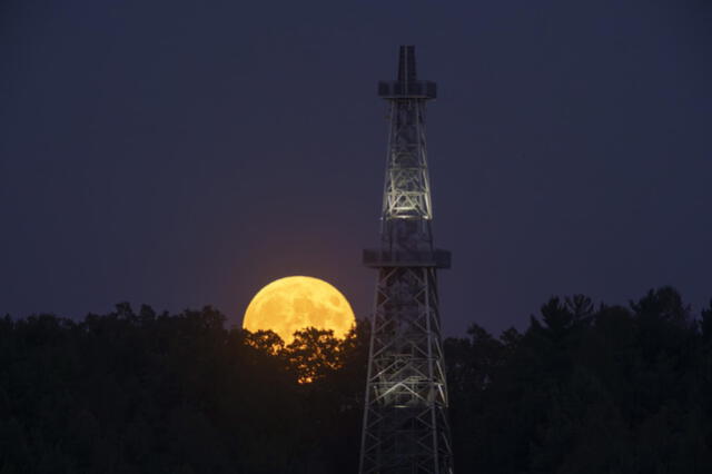  Superluna detrás de la torre de vigilancia del lago Csonakazo, en Hungría. Foto: EFE   