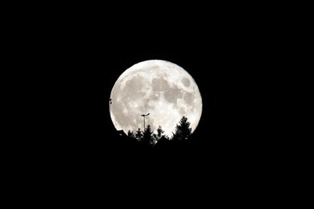  Superluna desde el sur de Polonia. Foto: EFE   