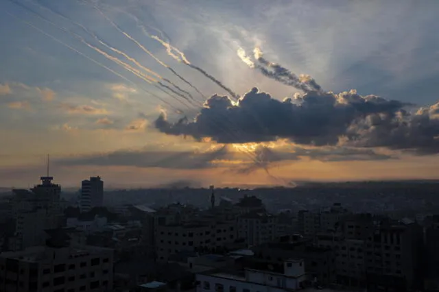 Vista de varios cohetes lanzados desde la Franja de Gaza hacia Israel. Foto: EFE   