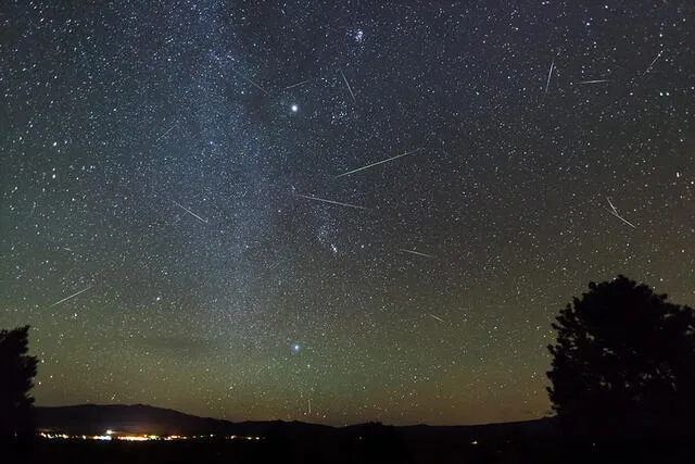  Una composición de varias imágenes de la lluvia de estrellas Oriónidas de 2012, tomadas desde EE. UU. Foto: Flickr   