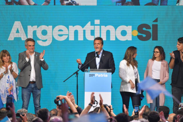  En su primer discurso tras quedar primero en las elecciones, Massa prometió un gobierno de unidad nacional. Foto: EFE    