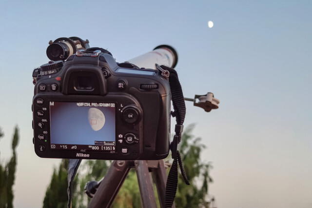  Para fotografiar a la Luna de lejos con una cámara es recomendable que sea durante el atardecer o el amanecer. Foto: Dzoom   