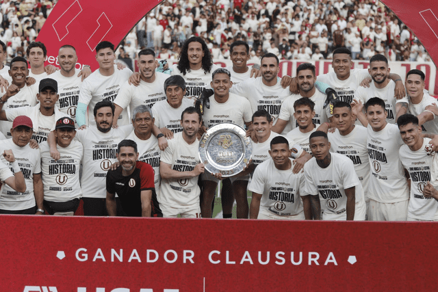  Universitario y el polo que utilizó en la premiación del Torneo Clausura 2023. Foto: La República/Luis Jiménez.   