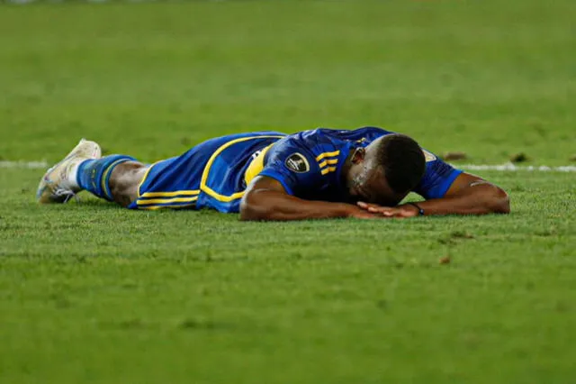  Advíncula rompió en llanto tras perder la final de Copa Libertadores. Foto: Copa Libertadores   