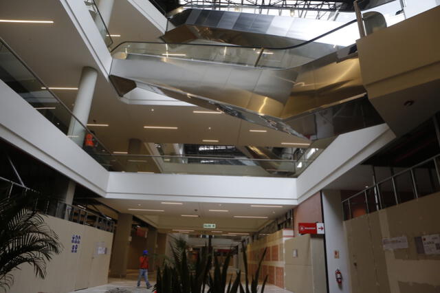  La ejecución de las obras del centro comercial se encuentra en 99%. Trabajadores ultiman detalles. Foto: Marco Cotrina/La República   