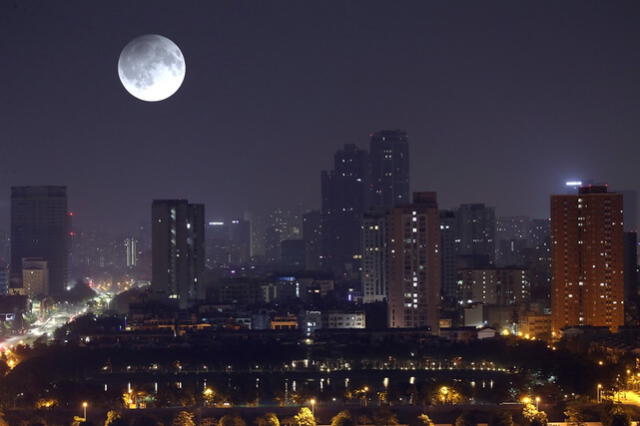  Luna llena sobre Hanoi, en Vietnam. Foto: EFE   