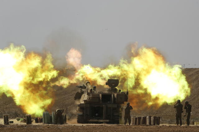  Unidad de artillería del Ejército israelí dispara contra Gaza el 11 de octubre. Foto: EFE    