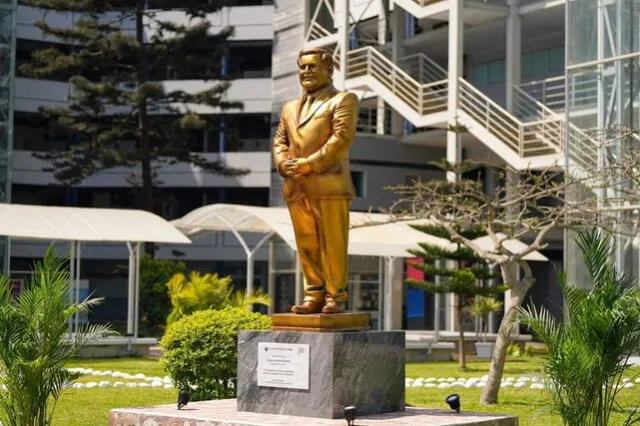  Así luce la estatua de César Acuña en el campus de la UCV. Foto: Infored Perú   