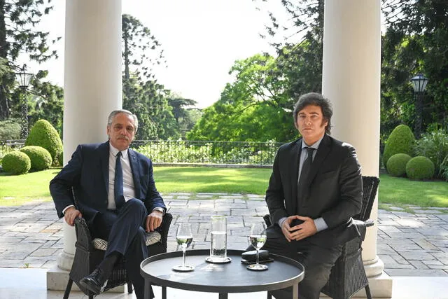  Javier Milei acudió a la residencia presidencial de Olivos para empezar la transición con Alberto Fernández. Foto: EFE   
