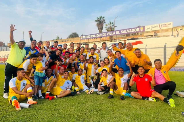  Así celebró Juan Pablo II su clasificación a la Liga 2. Foto: Facebook Juan Pablo II de Chongoyape 