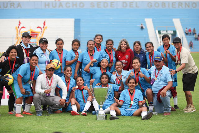  Las campeonas posaron con la DT de la selección nacional femenina. Foto: Facebook Liga Femenina FPF   