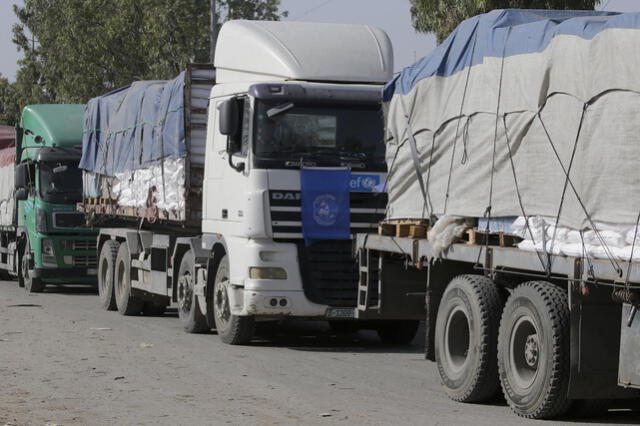 Camiones cargados de ayuda cruzan desde el sur de la Franja de Gaza hacia el norte de la Franja de Gaza. Foto: EFE/EPA/MOHAMMED SABER   