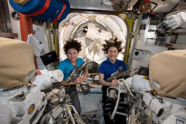  Astronautas dentro de la Estación Espacial Internacional. Foto: NASA   