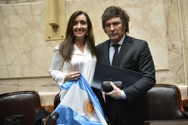 Javier Milei junto a su fórmula vicepresidencial, Victoria Villarruel, luego de que la Asamblea Legislativa de Argentina proclamara su victoria en la segunda vuelta electoral. Foto: EFE   