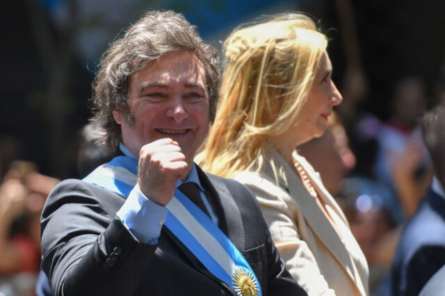  Milei juró “por Dios y por la patria, sobre estos santos evangelios” como nuevo presidente de Argentina en el Congreso. Foto: EFE  