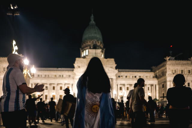  Los manifestantes fueron hasta el Congreso de la nación por la madrugada de este jueves 21 de diciembre. Foto: EFE    