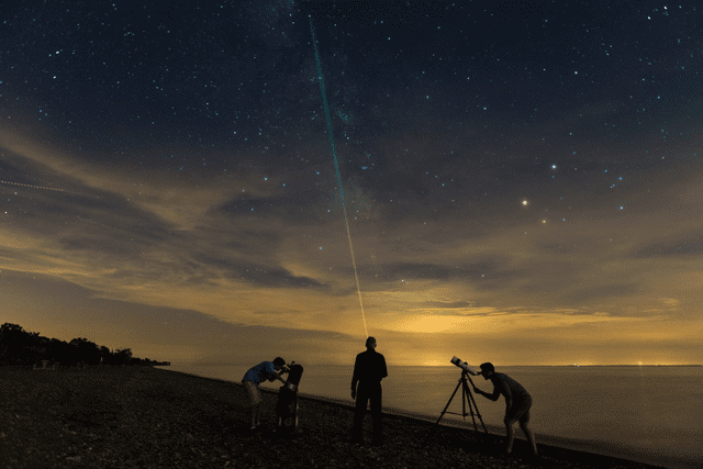  En las mejores condiciones, podemos ver cerca de 5.000 estrellas a simple vista. Sin embargo, este número aumenta con el uso de prismáticos o binoculares. Foto: Scott Munn / Parks Canada 