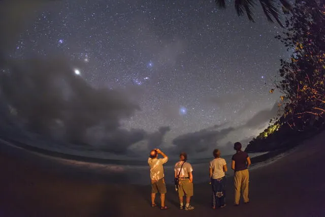  Se puede ver una mayor cantidad de estrellas en un cielo oscuro y despejado de nubes. Foto: Amazing Sky   