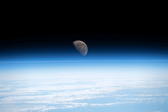  La Luna oculta detrás de la atmósfera terrestre. Foto: NASA   