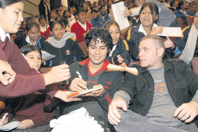 Pedro SuárezVértiz en una charla con escolares en Miraflores, el 2005. Foto: Archivo   