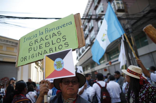 Cientos de manifestantes se encuentran en la calles por demoras en la posesión de Bernardo Arévalo. Foto: EFE   
