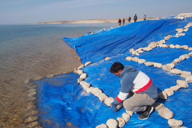  Los restos del asentamiento fueron cubiertos con plásticos para protegerlos de futuros daños bajo el mar. Foto: Universities of Freiburg and Tübingen, KAO   