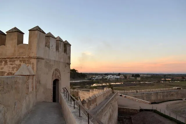 La gran construcción alcanzó sus dimensiones debido a las reconstrucciones que ha recibido en el tiempo. Foto: Turismo Bajadoz.   