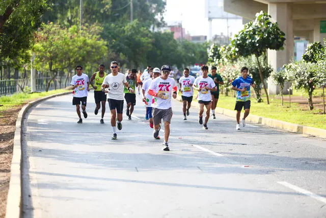 Concursantes corren a través de la av. Próceres de la Independencia. Foto: Municipalidad de San Juan de Lurigancho/Facebook  