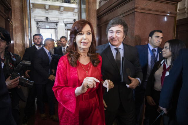  Cristina Fernández de Kirchner y Javier Milei conversando en el Congreso cuando asumió el presidente. Foto: AFP   