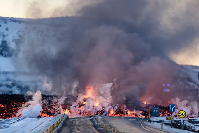 Lava fundida desborda la carretera que conduce al famoso destino turístico Blue Lagoon cerca de Grindavik. Foto: AFP   