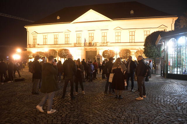 Varios manifestantes se apersonaron a las afueras del palacio presidencial tras la renuncia de Katalin Novak. Foto: AFP   