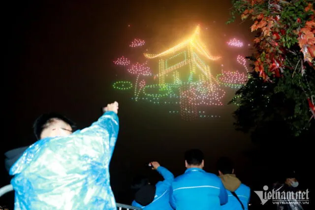  La celebración del Año Nuevo del Dragón 2024 en Hanoi es una perfecta combinación de tradición y modernidad. Foto: Vietnam.net   