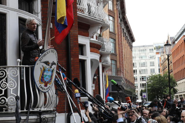 Julian Assange se refugió en la embajada de Ecuador en Londres, donde estuvo siete años, durante el gobierno de Rafael Correa. Foto: AFP   