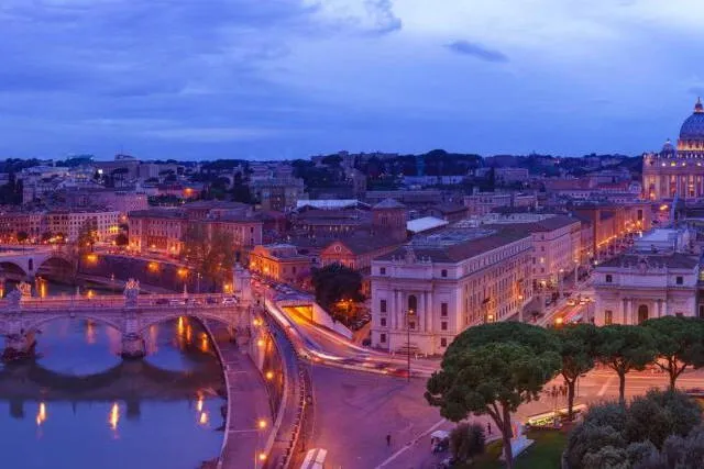  La capital de Italia es Roma, una ciudad que destaca por su dinamismo y se posiciona como el centro político y geográfico esencial de la nación.   