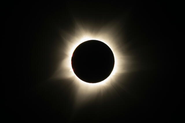 Para observar un eclipse solar es importante usar gafas con filtro. Foto: Pexels   