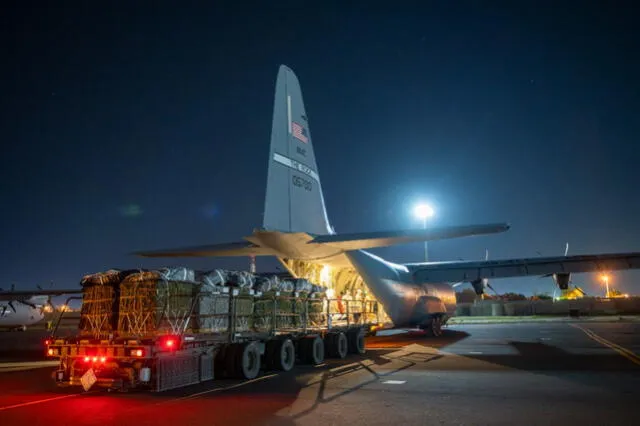 Estados Unidos inició el lanzamiento de paquetes de ayuda humanitaria tras anuncio de Joe Biden. Foto: AFP   