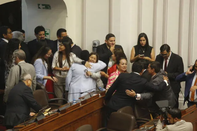  Fujimorismo celebrando el retorno a la bicameralidad. Foto: Félix Castro / La República   