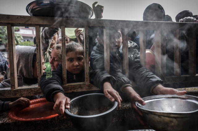 Dos millones de desplazados enfrentan una situación desesperada, con la infraestructura básica en ruinas, escasez de recursos esenciales como agua potable y alimentos. Foto: AFP   