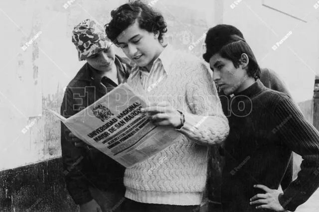 27 de mayo de 1975. Postulantes a la UNMSM leyendo el suplemento publicado por el diario La Crónica con la lista de ingresantes. Foto: Alejandro Aguirre/El Peruano    