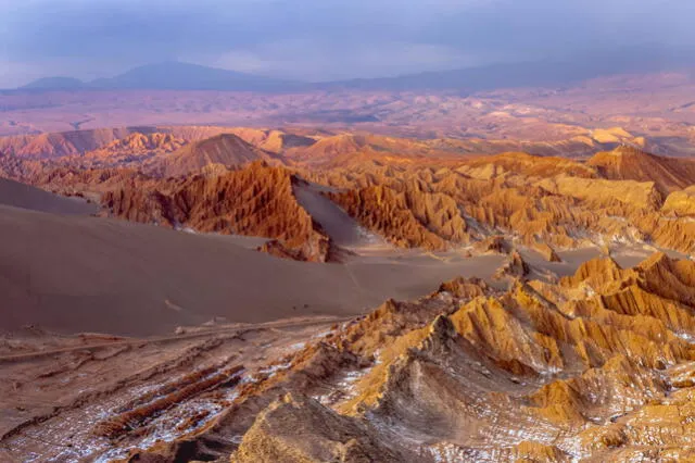 Las características meteorológicas, topográficas y geográficas del desierto de Atacama juegan un papel fundamental para explicar sus excepcionales niveles de radiación solar. Foto: iStock   