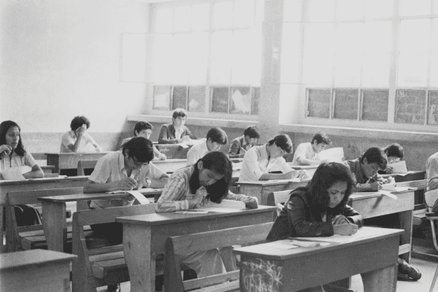18 de diciembre de 1977. Postulantes a San Marcos desarrollan el examen de admisión en el colegio Alfonso Ugarte. Foto: Rolando Ángeles/El Peruano   