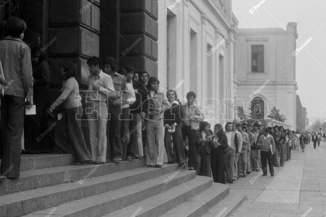 1 de agosto de 1976. Postulantes de la Decana de América entran al colegio Nuestra Señora de Guadalupe, donde rendirán el examen de admisión. Foto: Máximo Miralles/El Peruano   
