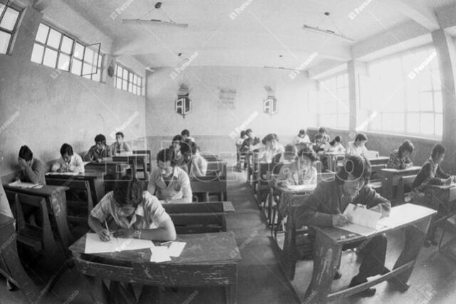 18 de diciembre de 1977. Postulantes a la UNMSM rinden el examen de admisión en el colegio Alfonso Ugarte. Foto: Rolando Ángeles/El Peruano<br>   