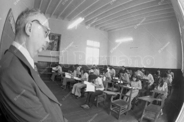 18 de diciembre de 1977. Postulantes a la Universidad Nacional Mayor de San Marcos rinden el examen de admisión en el colegio Alfonso Ugarte. Foto: Rolando Ángeles/El Peruano   