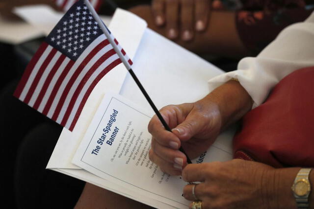 El proceso para solicitar la ciudadanía americana consta de preguntas que el oficial del Uscis realizará al postulante. Foto: LA Times.    