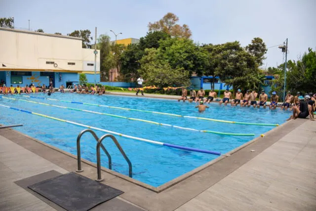 La piscina de la universidad es una de las más visitadas durante las vacaciones de verano. Foto: Andina   